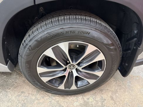 Used 2022 Toyota Highlander XLE image 8