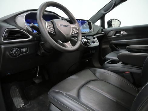 Used 2025 Chrysler Pacifica Select FWD image 11