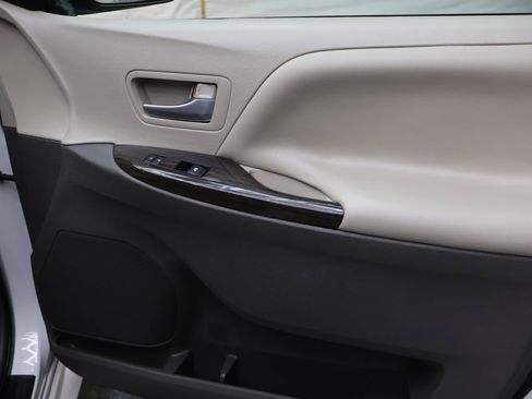 Used 2017 Toyota Sienna XLE image 11