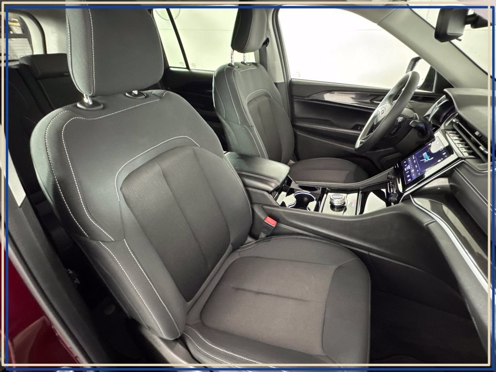 Used 2023 Jeep Grand Cherokee Laredo AWD/4WD image 42