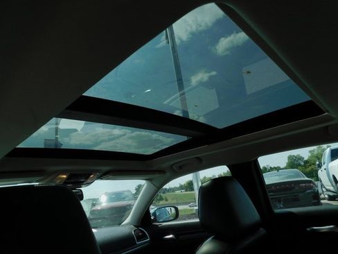 Used 2019 Chrysler 300 Limited w/ Safetytec Plus Group image 22