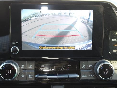 Used 2023 Toyota Highlander XLE image 19