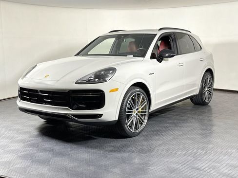 Used 2023 Porsche Cayenne Turbo S AWD/4WD image 1