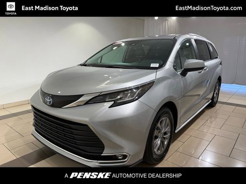Used 2023 Toyota Sienna XLE image 1