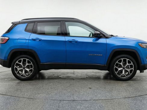 Used 2025 Jeep Compass Limited image 11