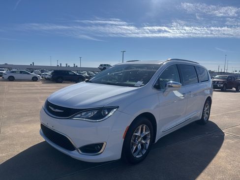 Used 2018 Chrysler Pacifica Limited image 5