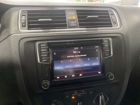 Used 2017 Volkswagen Jetta SE image 25