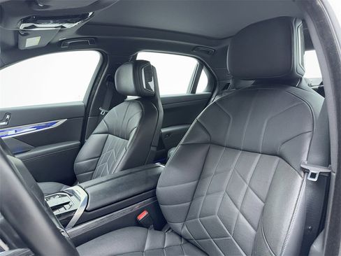 Used 2025 BMW 740i w/ Premium Package image 35
