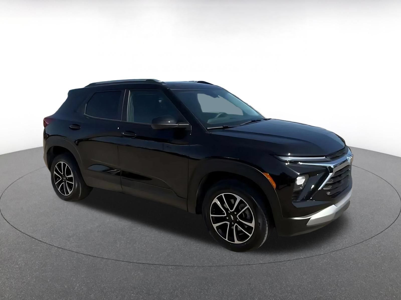 Used 2025 Chevrolet TrailBlazer LT w/ Driver Confidence Package AWD/4WD image 2
