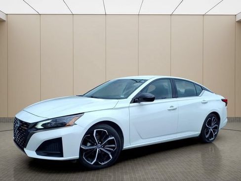 Used 2024 Nissan Altima 2.5 SR FWD image 2