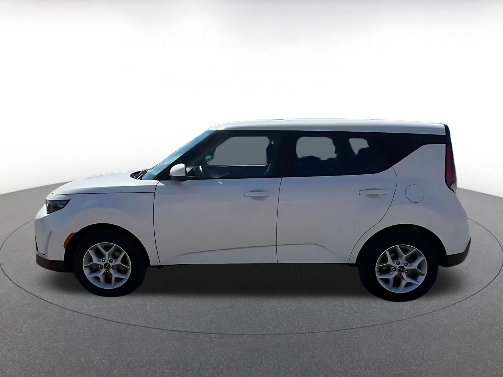 Used 2025 Kia Soul LX w/ LX Technology Package FWD image 8