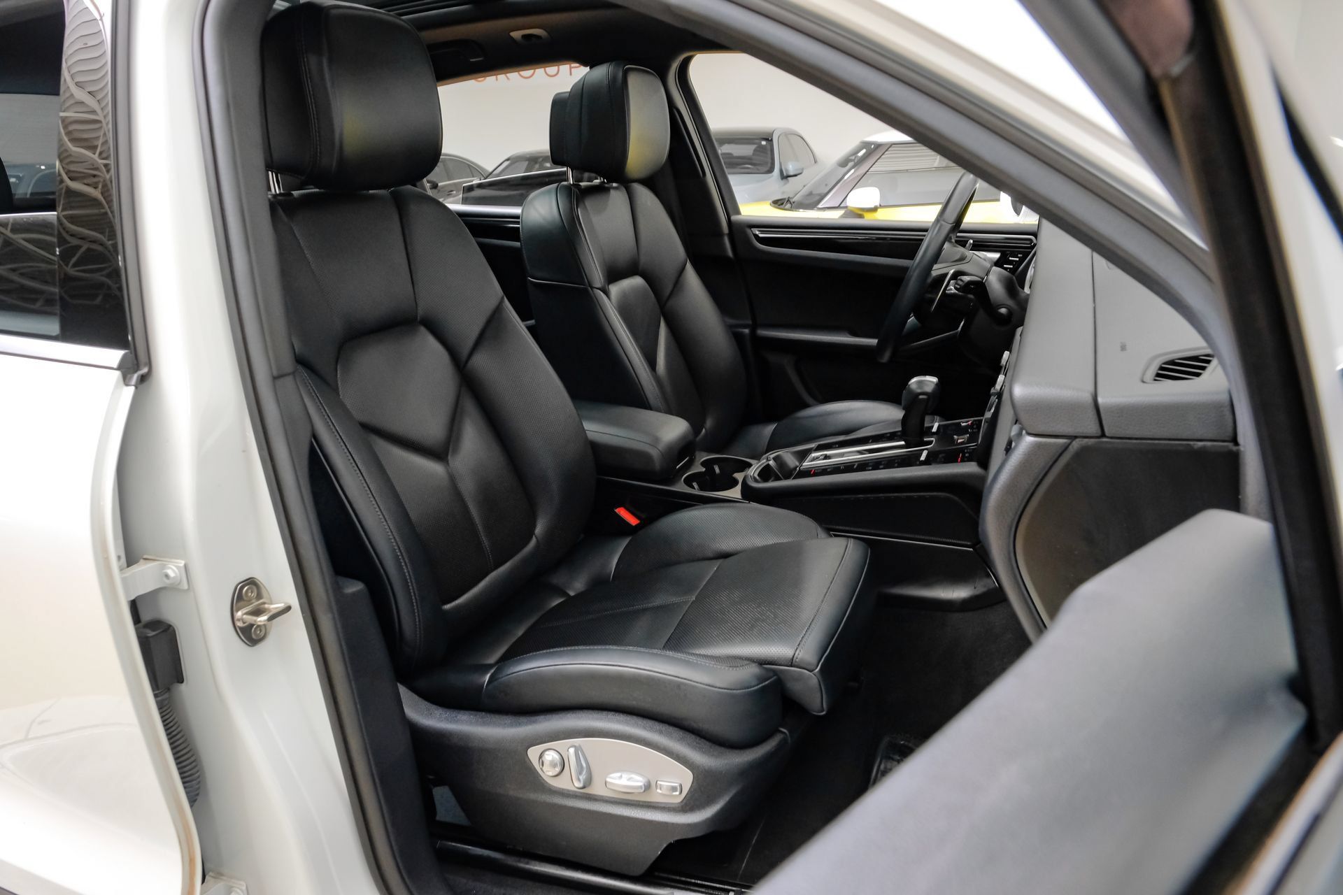 Used 2024 Porsche Macan w/ Premium Plus Package AWD/4WD image 36