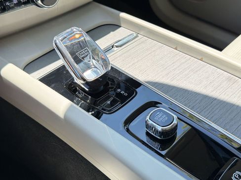 Certified 2023 Volvo XC60 B5 Ultimate w/ Protection Package Premier FWD image 19