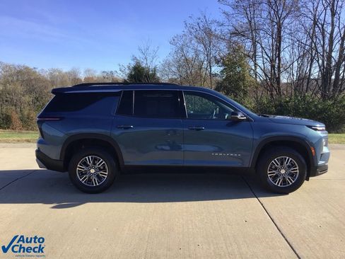 Used 2024 Chevrolet Traverse LT image 2