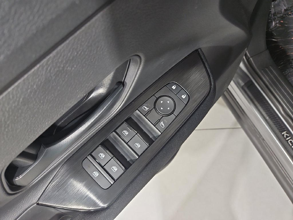 Certified 2025 Nissan Kicks S AWD/4WD image 13