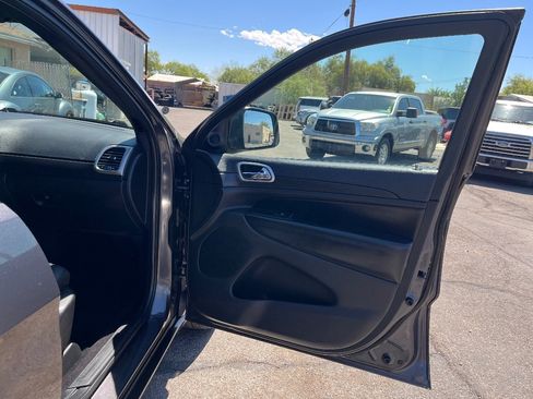 Used 2017 Jeep Grand Cherokee Altitude RWD image 37