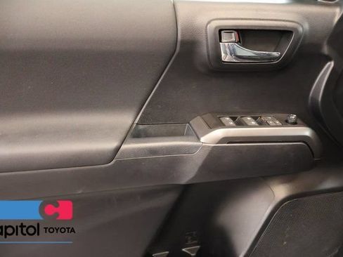 Certified 2021 Toyota Tacoma TRD Off-Road AWD/4WD image 9