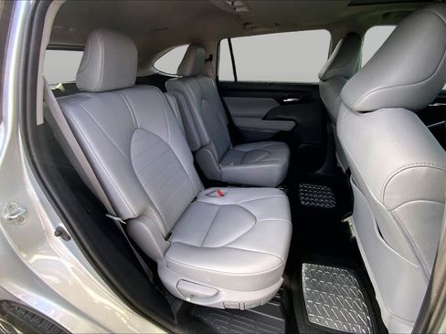Used 2020 Toyota Highlander XLE FWD image 20