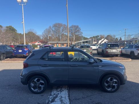 Used 2021 Hyundai Venue SEL image 3