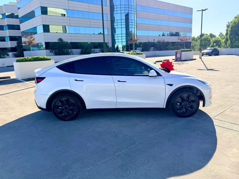 Used 2024 Tesla Model Y 2WD image 12
