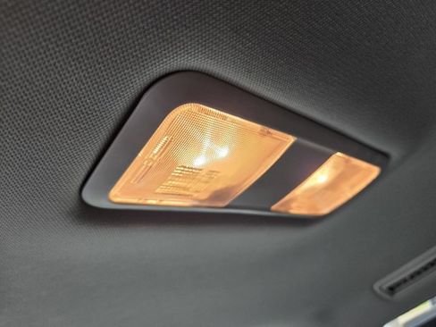 Used 2025 Toyota Highlander LE FWD image 31