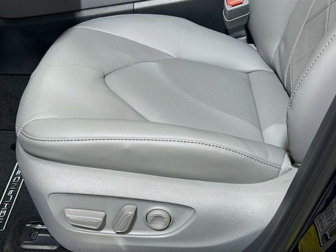 New 2026 Toyota Highlander Platinum image 17