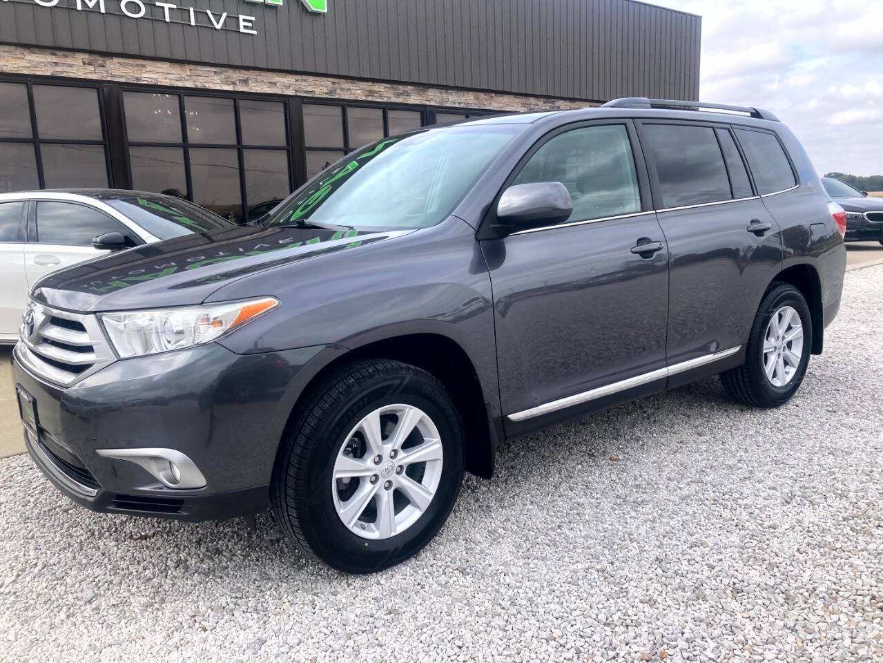 Used 2013 Toyota Highlander Plus FWD image 2