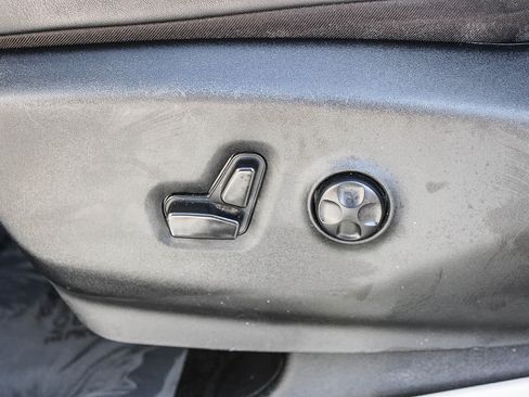Used 2024 Chrysler Pacifica Touring-L FWD image 21