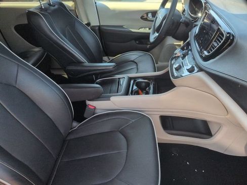Used 2023 Chrysler Pacifica Limited FWD image 36