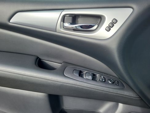 Used 2018 Nissan Pathfinder SL image 20