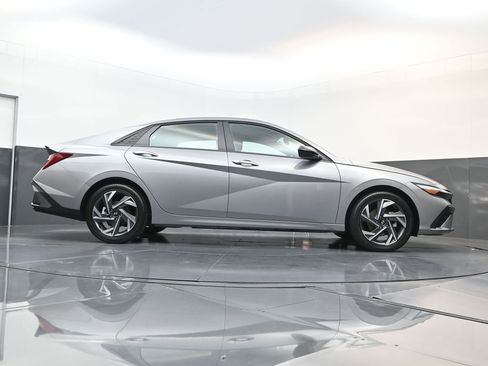 Used 2025 Hyundai Elantra SEL FWD image 22