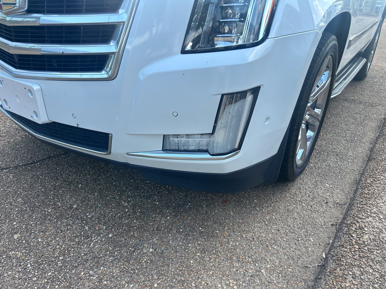 Used 2019 Cadillac Escalade Luxury AWD/4WD image 2