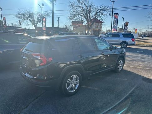 Used 2024 GMC Terrain SLE image 3