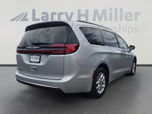 Used 2022 Chrysler Pacifica Touring-L FWD image 6