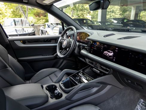Certified 2025 Porsche Cayenne image 51