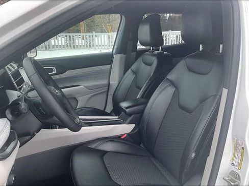 Used 2024 Jeep Compass Latitude image 24