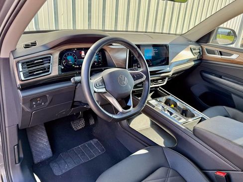 Used 2025 Volkswagen Atlas SE image 10