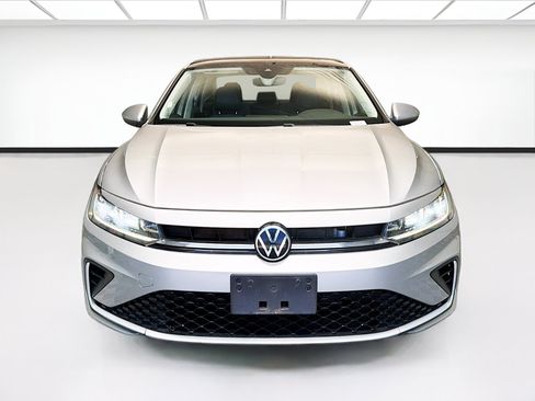 Used 2025 Volkswagen Jetta SE FWD image 2