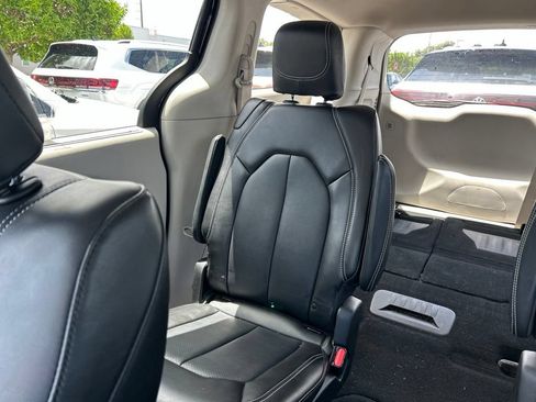 Used 2024 Chrysler Pacifica Touring-L FWD image 12