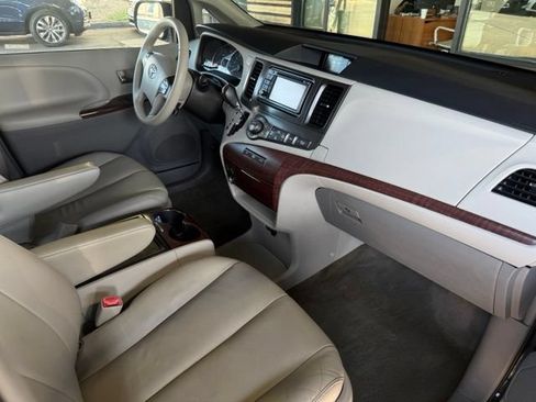 Used 2014 Toyota Sienna XLE FWD image 34