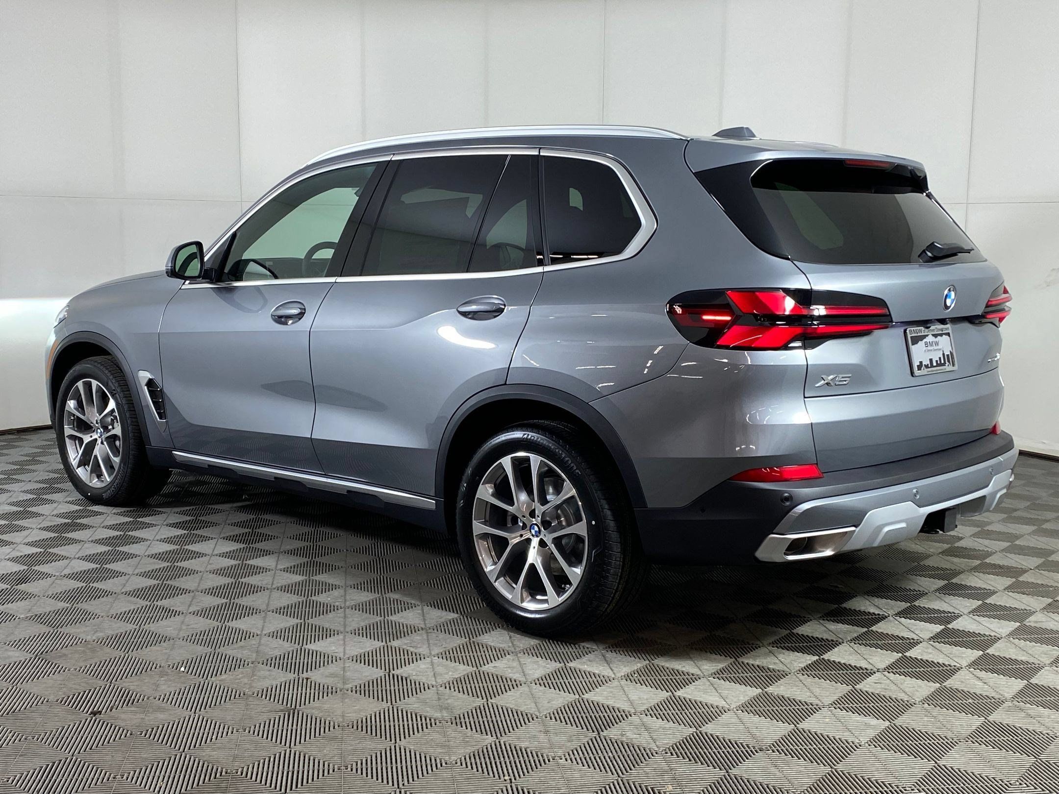 Used 2026 BMW X5 xDrive40i w/ Premium Package AWD/4WD image 3