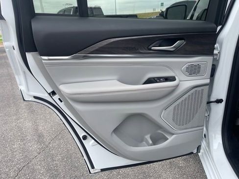 Used 2023 Jeep Grand Cherokee Overland image 17