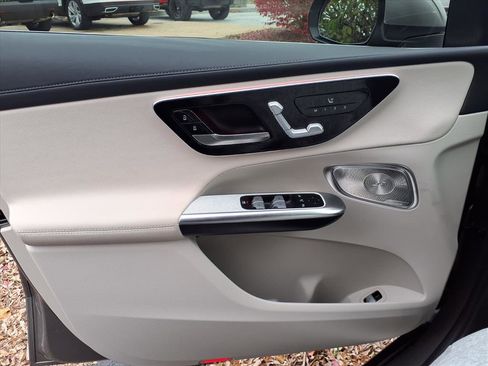 Used 2024 Mercedes-Benz GLC 300 4MATIC image 19