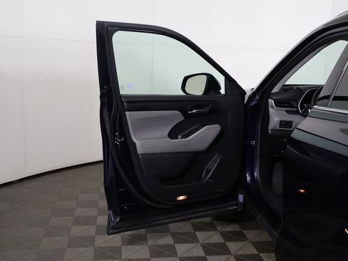Used 2022 Toyota Highlander XLE image 21