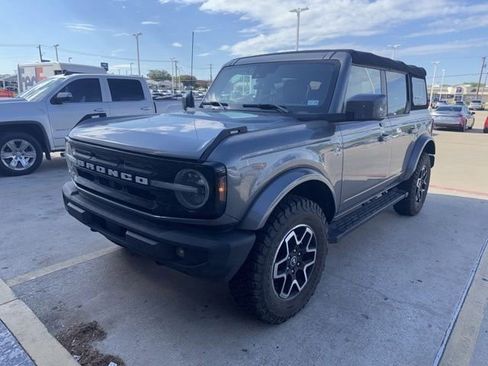 Used 2022 Ford Bronco Outer Banks image 2