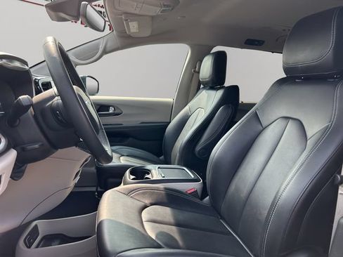 Used 2024 Chrysler Pacifica Touring-L FWD image 14