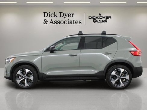 Certified 2025 Volvo XC40 B5 Plus AWD/4WD image 15