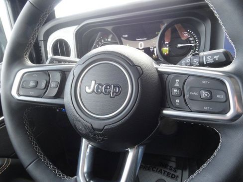 Used 2025 Jeep Wrangler Unlimited Sahara w/ Safety Group image 26