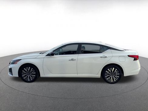 Used 2025 Nissan Altima 2.5 SV image 9