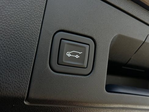 Used 2025 Cadillac XT4 Premium Luxury FWD image 19
